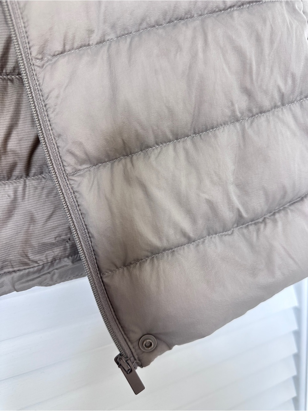 Uniqlo Women's Quilted Ultra Light Down Vest size S - Picture 8 of 15